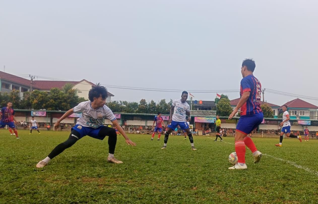 Diklat Pakujaya Negosiasi Beckham Putra, Hadapi HBB Boy di 8 Besar Gelandang Diklat Pakujaya, Ipul Jambul mencoba melewati dua pemain Putra Selatan.(ist).
