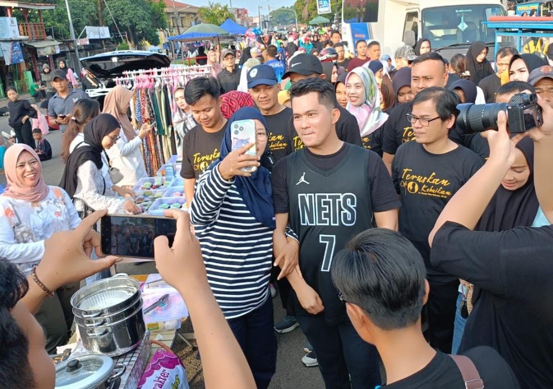 Fitron Nur Ikhsan Ajak Masyarakat Bergerak Aktif melalui Jalan Santai di Alun-alun Pandeglang Foto : Ist