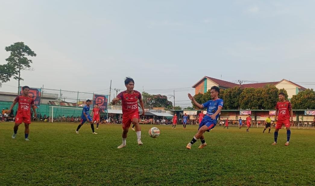 Gasak Wildan 0-5, Ayam Sakit Tak Remehkan Tira Kutir Gelandang Ayam Sakit, Akbar Tanjung (biru) berusaha menghalau pergerakan pemain Wildan saat menguasai bola.(ist).
