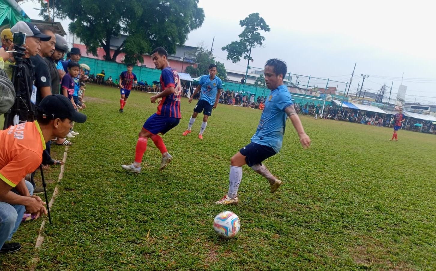 HBB Boy Tak Hentinya Rekrut Bintang Layar Kaca, Sambut Zea FC di Semifinal Pemain HBB Boy, I Gede Sukadana (depan) berebut meraih bola dengan pemain Diklat Pakujaya, Ardi.(ist).