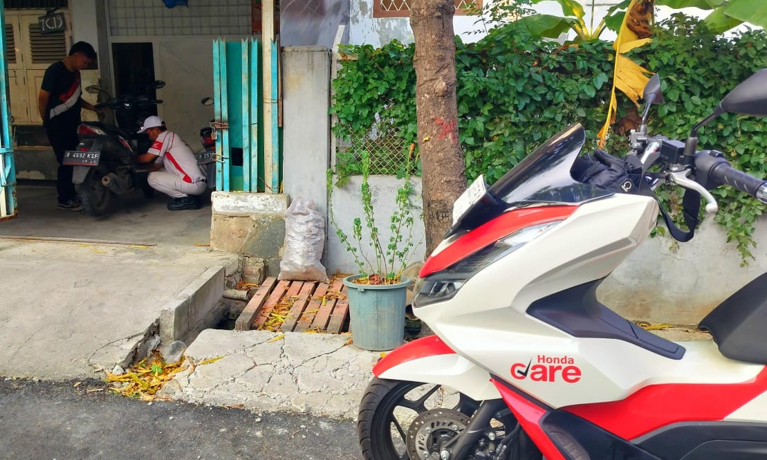 Honda Customer Care Siap Layani Motor Konsumen Alami Kondisi Darurat Mekanik Honda Customer Care sedang memperbaiki motor konsumen yang mogok.(ist).