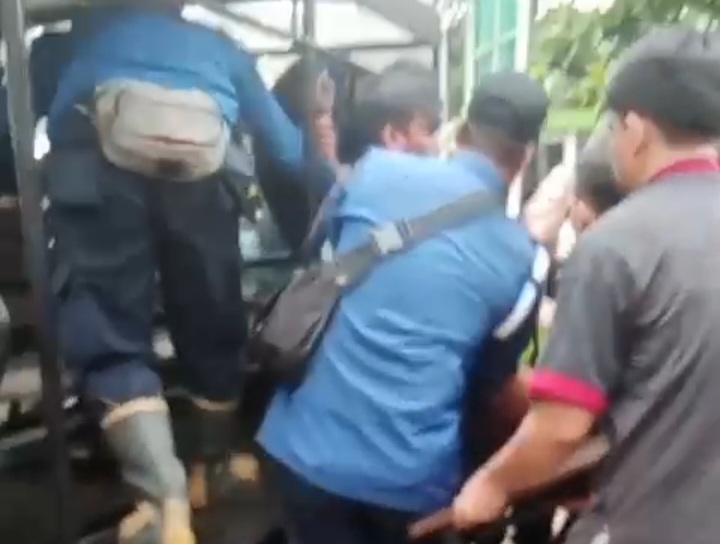 Hotel di Alam Sutera Kebakaran, 3 Orang Meninggal Usai Terjebak Lift Petugas sedang mengevakuasi korban. Foto : Ist