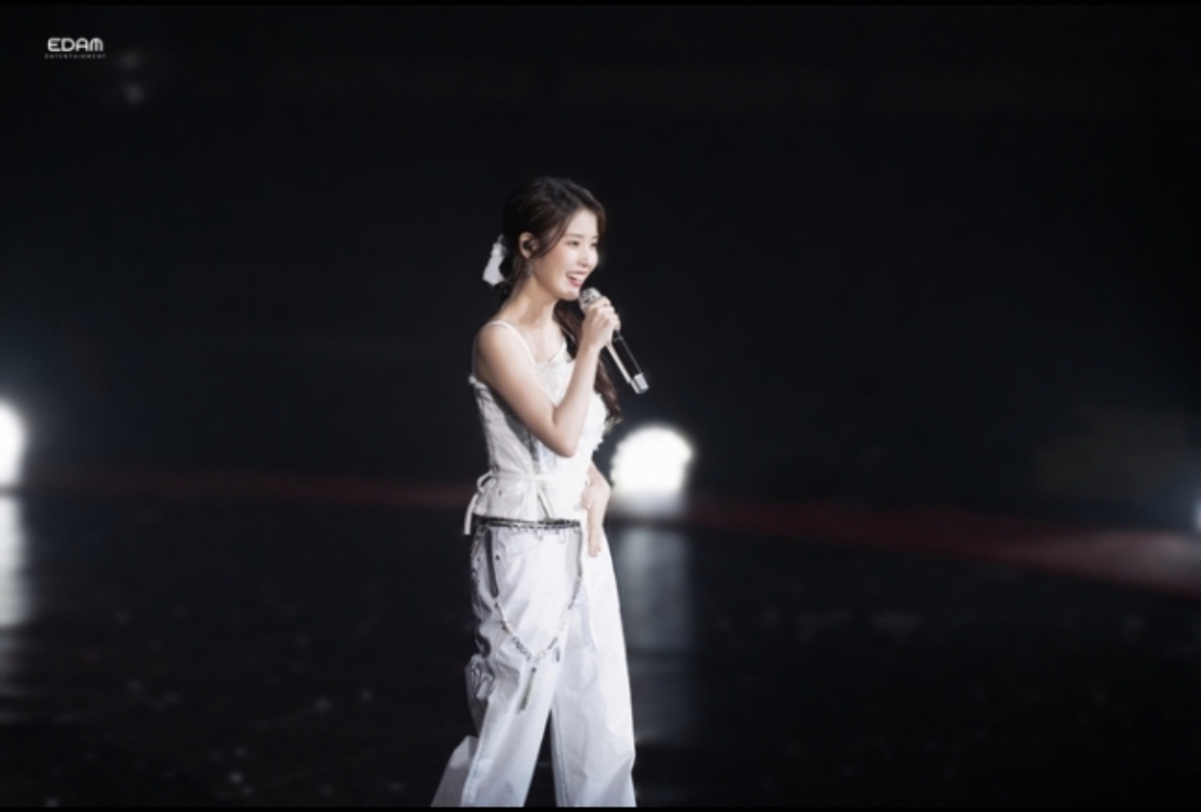 Intip Pesona IU Dalam Konser Hereh World Tour di Kuala Lumpur Yang Pancarkan Pesona Peri Salah satu penampilan IU dalam Konser Bertajuk Hereh World Tour di Kuala Lumpur Minggu (09/06). (Ist)