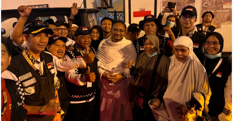 Jamaah Haji Indonesia Dimanjakan Konsumsi Enak-enak Menteri Agama Yaqut Cholil Qoumas (tengah) berfoto bareng dengan jemaah dan petugas haji, setelah melakukan umrah wajib, Senin malam (10/6). Foto: Ujang Sunda
