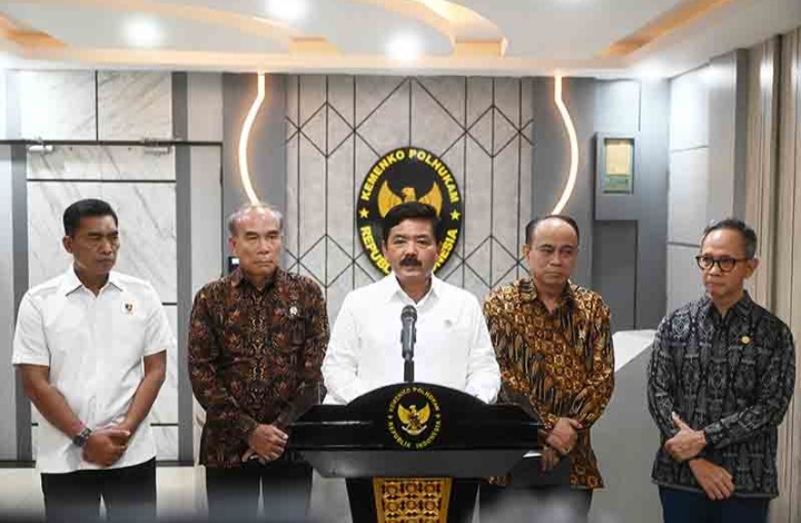Judol + Pinjol Duet Mematikan Yang Harus Segera Dibasmi Ketua Satgas Pemberantasan Judol/Menko Polhukam Hadi Tjahjanto saat konferensi pers. Foto : Ist