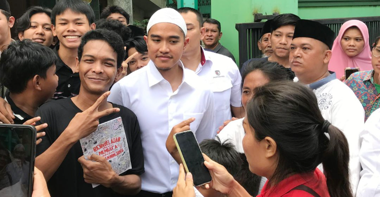 Kaesang Bagi-bagi Buku Saat Blusukan, Bukan Ikuti Ide Gibran Foto : Ist