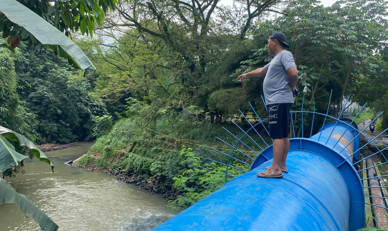 Mancing Di Jaletreng, Pria Hanyut Hingga Tewas Seorang pria tewas tenggelam saat sedang menjaring ikan di sungai Jeletreng, Serpong, Tangsel pada Jumat malam (28/6).(dra)