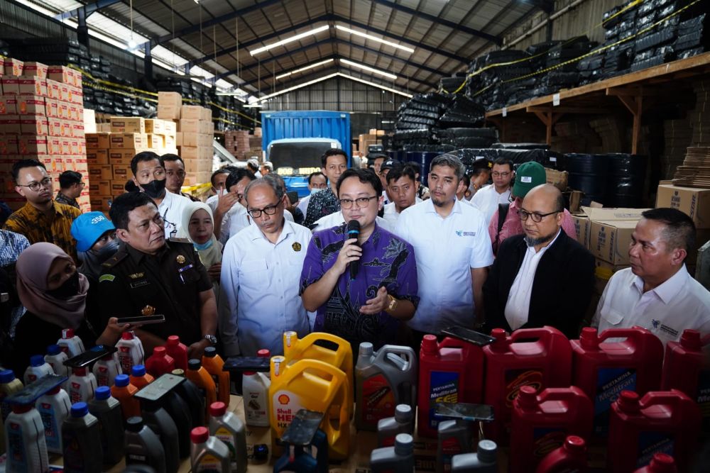 Maraknya Kasus Oli Palsu, Komisi III DPR RI Minta Kepolisian Tindak Tegas Penggrebekan pabrik oli palsu. Foto : Ist