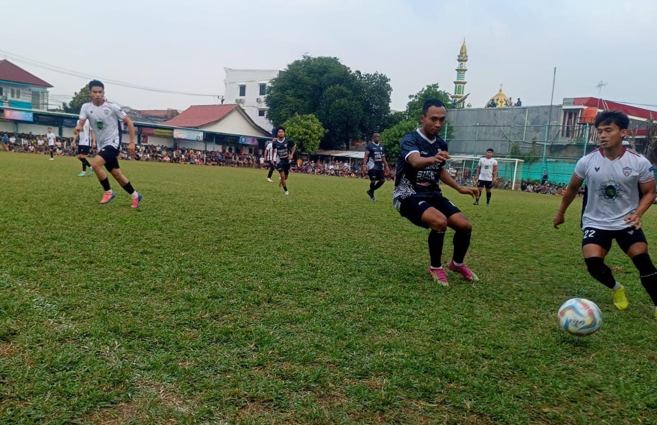 Menangi Perang Bintang Persib Bandung, GS Ngablu Tunggu Ayam Sakit di Semifinal Gelandang Persib Bandung yang membela Indata FC, Robi Darwis berusaha merebut bola dari kaki pemain GS Ngablu, Deni Bagol.(ist).