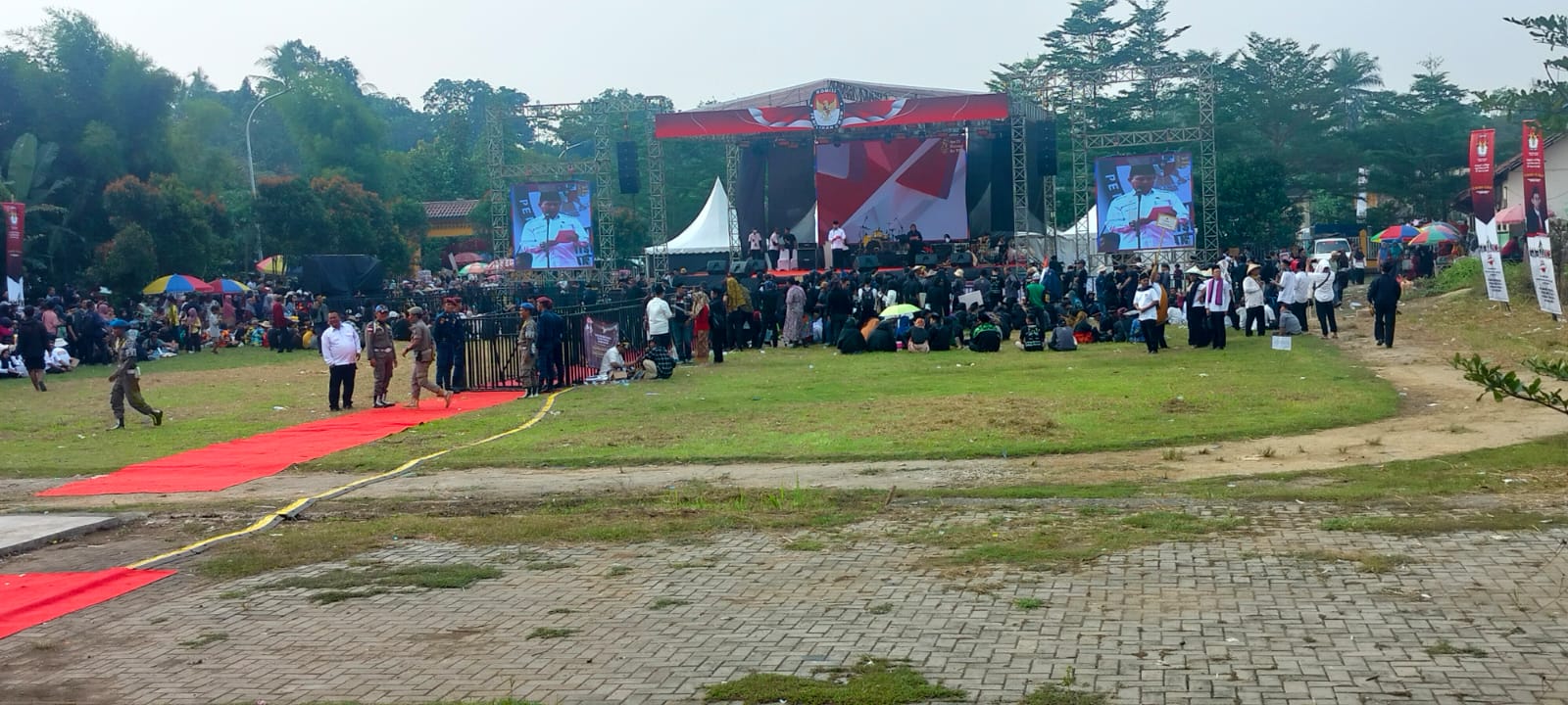 Peluncuran Jingle dan Maskot Pilkada Kabupaten Serang Dinilai Hamburkan Uang Antusiasme masyarakat dalam menghadiri acara peluncuran jingle dan maskot Pemilihan Bupati dan Wakil Bupati Serang di Alun-alun Kecamatan Tunjungteja, Rabu (19/6) kurang diminati masyarakat.(Arif Hamdi-Tangsel Pos)