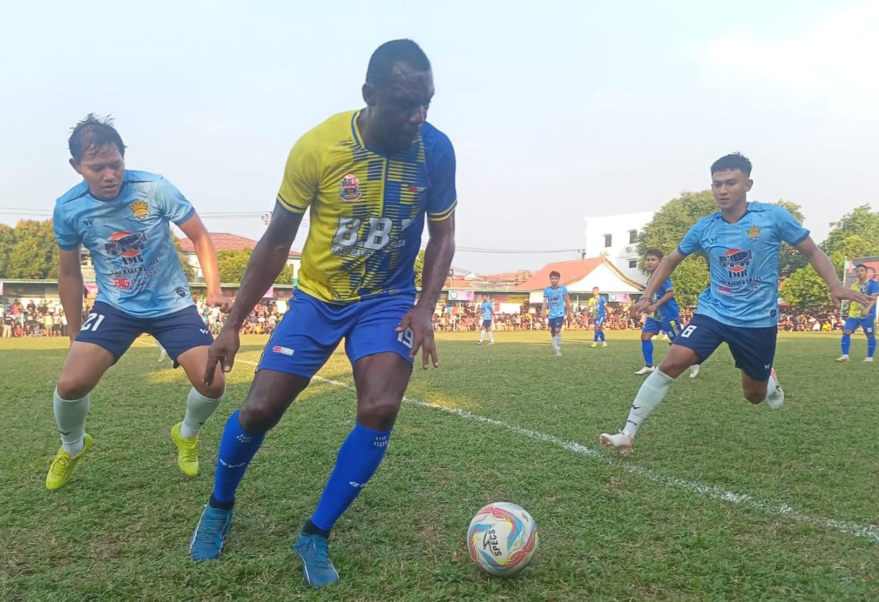 Penonton Tumpah Ruah, Para Mantan Pilar Timnas Bawa HBB Boy ke 16 Besar Pemain Porgam BBP, Efandi Herman Dzumafo (depan) dikawal dua pemain HBB Boy, Adam Alis dan I Nyoman Adi Parwa.(ist).