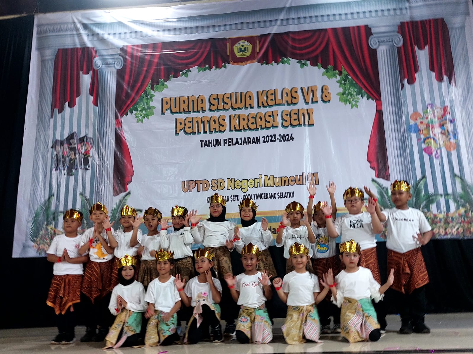 Pertunjukkan Seni dan Tahfiz Quran Meriahkan Momen Perpisahan Siswa UPTD SDN Muncul 01 Momen perpisahan siswa kelas VI UPTD SDN Muncul 01 yang berlangsung di Gedung Pertemuan Puspiptek, Setu, Tangerang Selatan (Tangsel), Rabu (12/6/2024). (tangselpos.id/rmn)