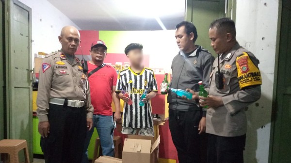 Polsek Pondok Aren Razia Warung Jamu, Sita Ratusan Botol Miras! Foto : Ist