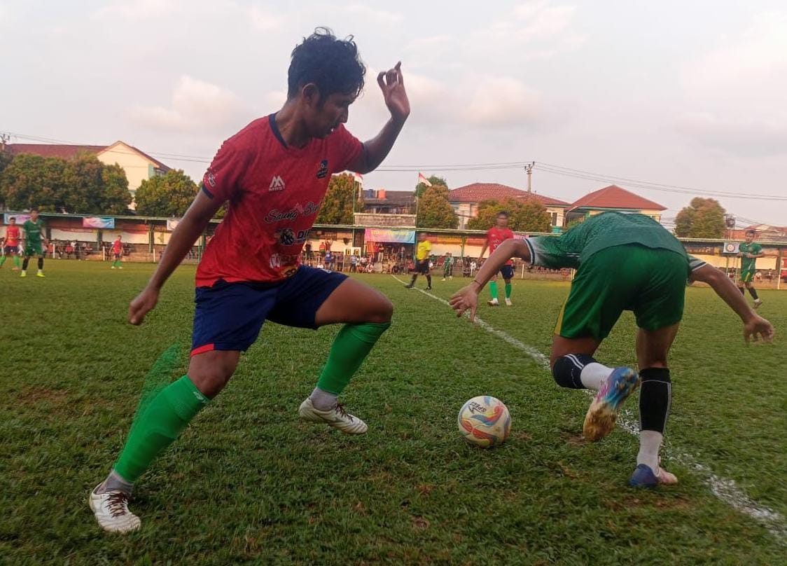 Ponser Janji Tampil Lebih Fight, Unico & Sulcata Berebut Sektor Vital Pemain Ponser FC, Yuda (kiri) berusaha mengamankan bola berduel dengan pemain Bunga Mekar.(ist).
