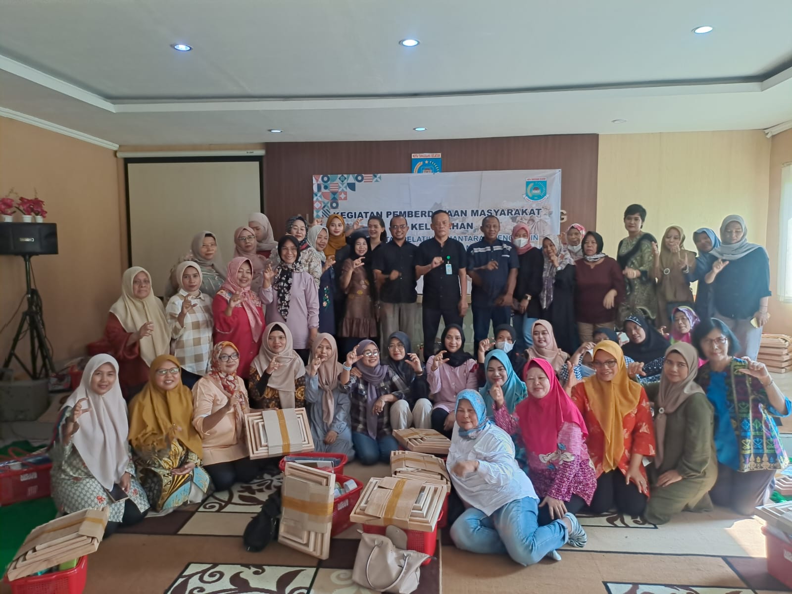 Puluhan Emak-emak di Jombang Antusias Ikuti Pelatihan Hantaran Pengantin Foto : Ist