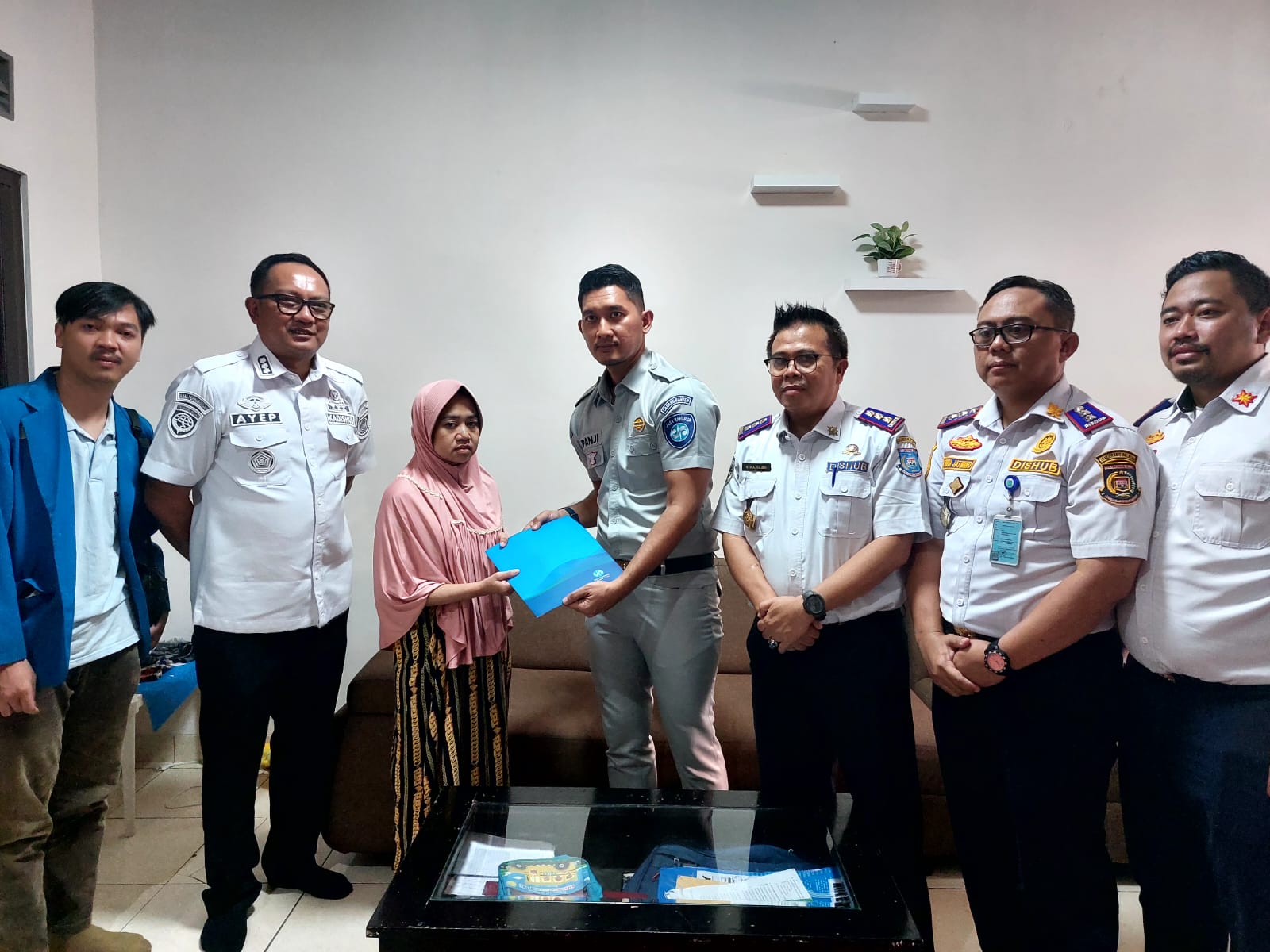 Salurkan Santunan, Dishub Tangsel Kunjungi Keluarga Korban Kecelakaan Truk di Serpong Foto : Ist
