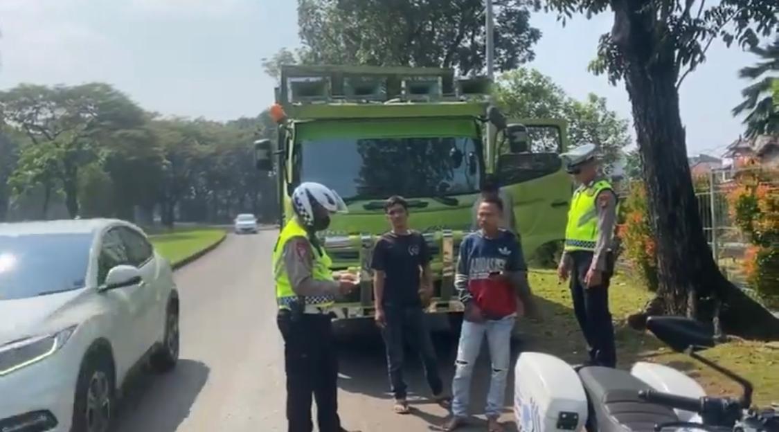 Satlantas Polres Tangsel Mendadak Razia Truk Langgar Jam Operasional Satlantas Polres Tangsem tengah melakukan operasi penindakan terhadap truk yang melintas di luar jak operasional.(Dra)