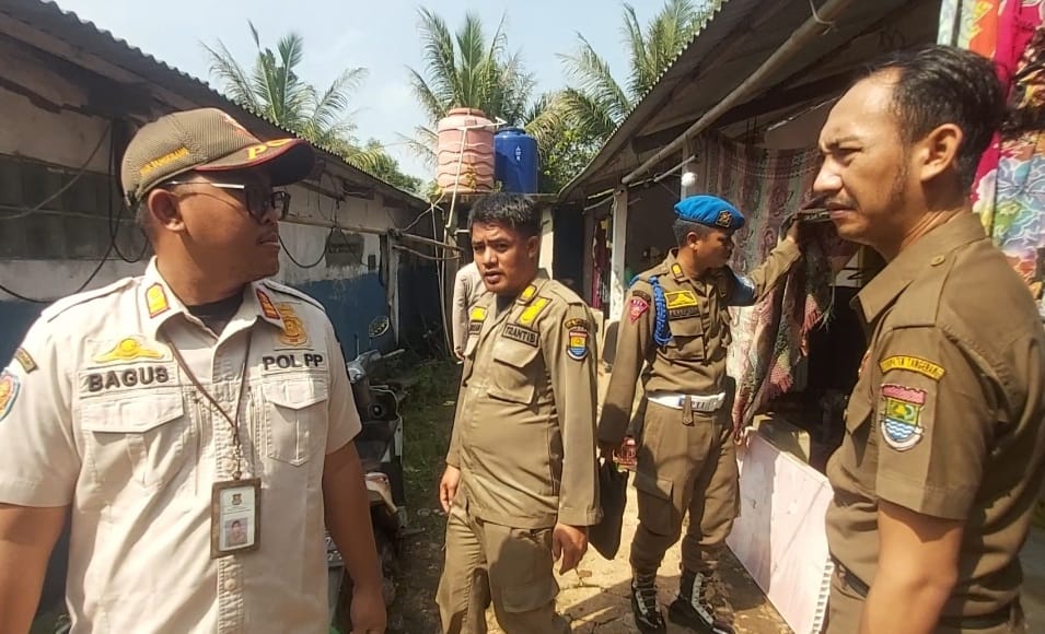 Sekdes Sodong Periksa Kontrakan yang Diduga Jadi Tempat Prostitusi Online Foto : Ist