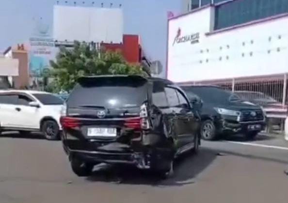 Tabrakan Beruntun di Ruas Tol Jakarta Mengakibatkan 4 Unit Mobil Rusak Parah Foto : Ist