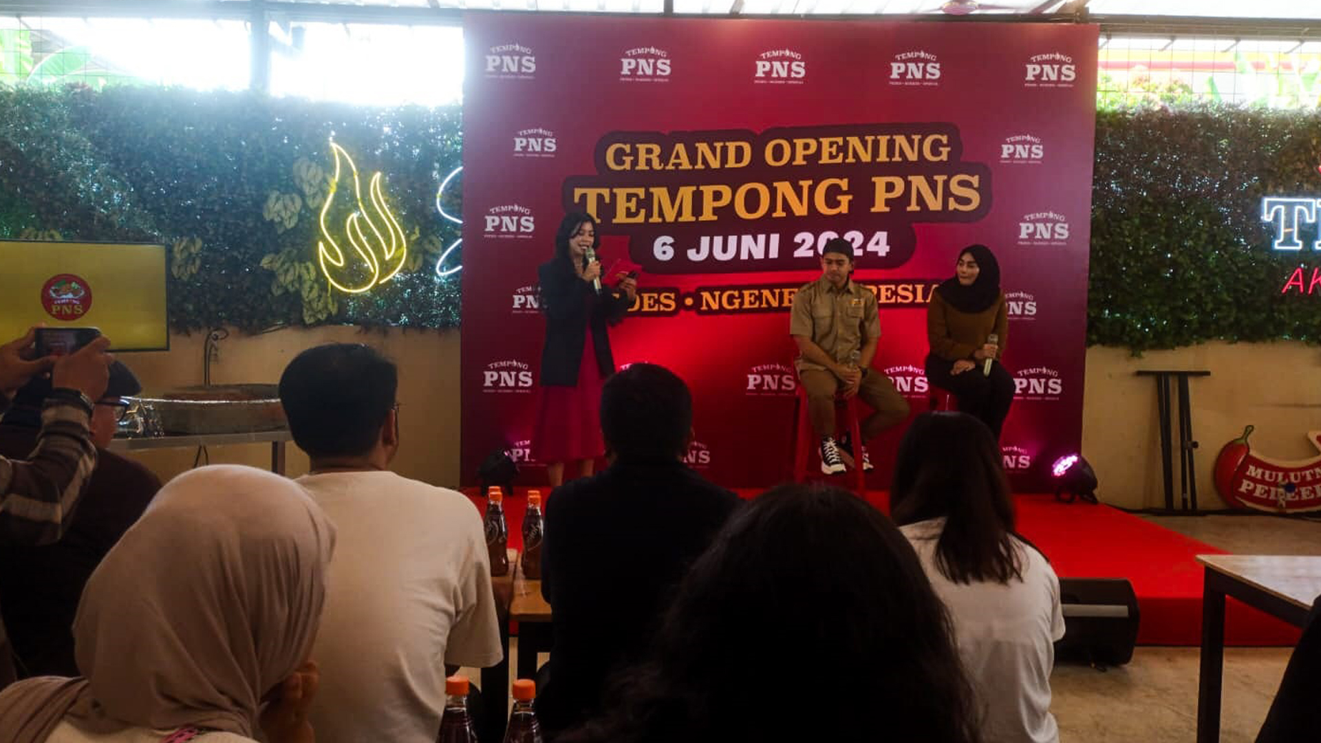 Tanboy Kun Hadirkan Restoran Tempong PNS di Tangsel, Cocok untuk Penikmat Pedas Grand opening Tempong PNS (Pedes – Ngenes – Spesial) di kawasan Setu, Tangerang Selatan, Kamis (6/6/2024). (tangselpos.id/lim)