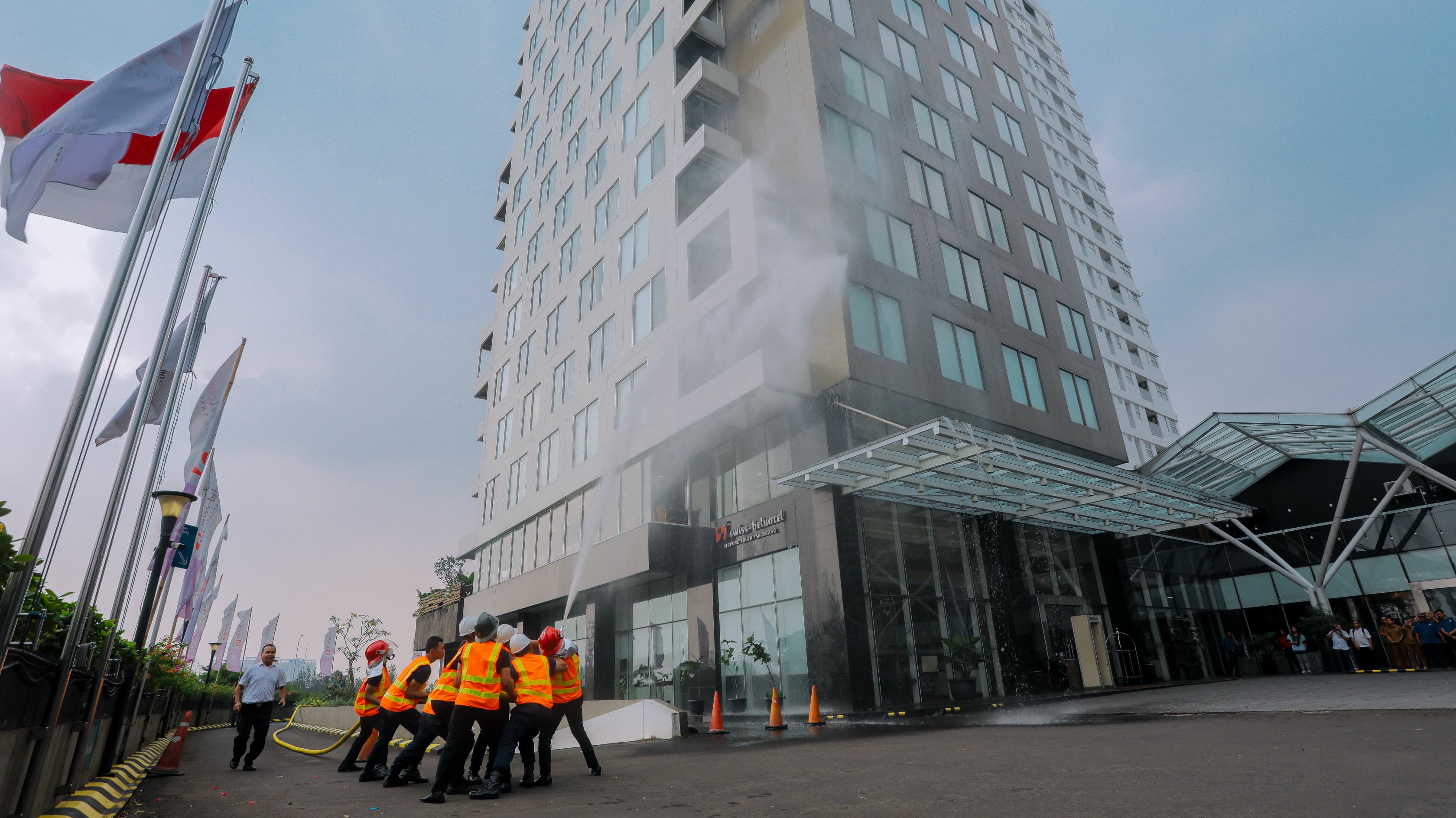 Tanggap Darurat, Damkar Tangsel Simulasi Penanganan Kebakaran Gedung di Kawasan Intermark Foto : Ist