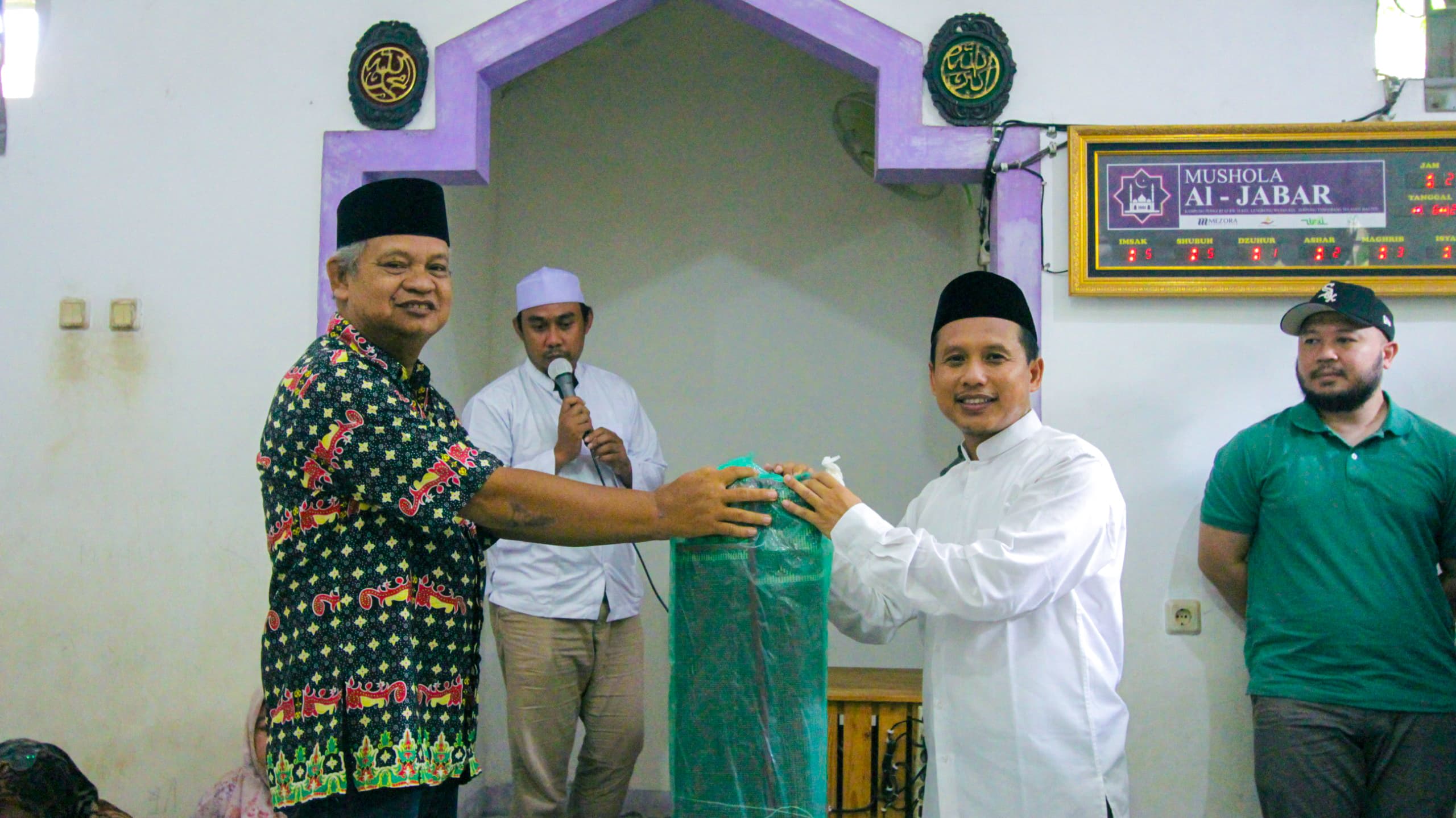 Tebar Manfaat, Gema Keadilan Tangsel Bantu Benahi Karpet Musala di Serpong Foto : Ist