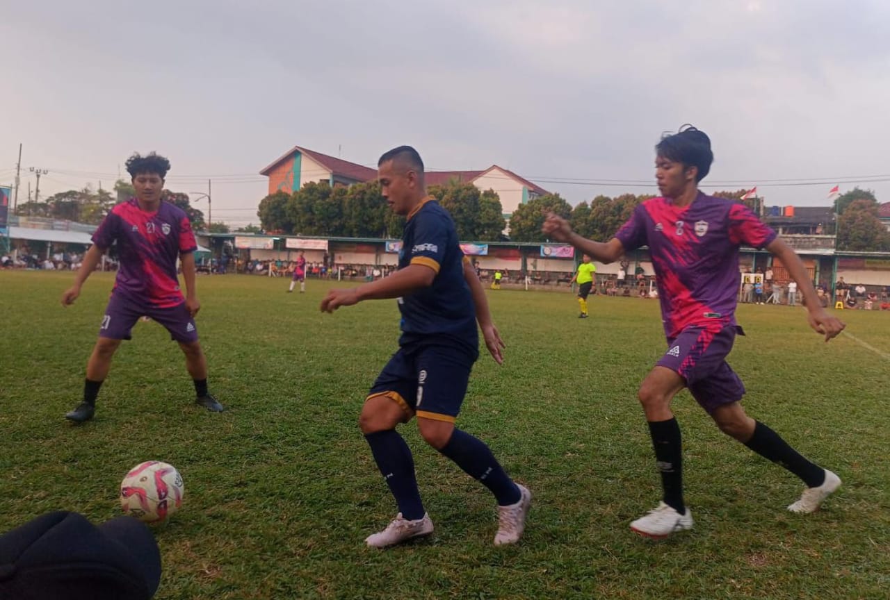 Teror Tira Kutir Berlanjut, Kembali Sukses Tumbangkan Tim Unggulan Gelandang Ad-Sya FC, Edo (tengah) tak berdaya saat menghadapi Tira Kutir.(ist).