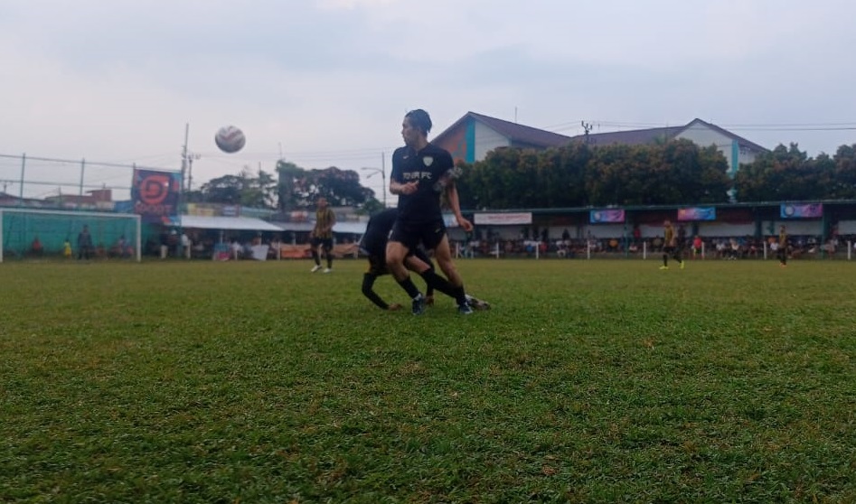 Tusuk Sate Jadi Penantang Tim Bertabur Bintang HBB Boy, Ayam Sakit Berpotensi Pesta Gol Gelandang Toya FC, Dimas (hitam) gagal membawa timnya ke babak 16 besar setelah dikalahkan Tusuk Sate lewat adu penalti.(ist).