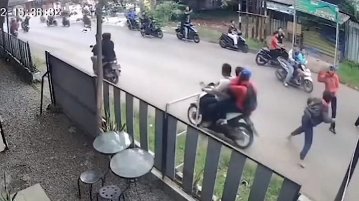 Viral! Warga Gunung Putri Bogor Bubarkan Aksi Tawuran Pelajar Bersajam Foto : Ist