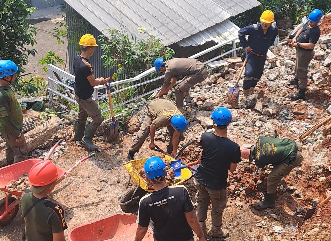 15 Warga Puri Serpong Ngungsi Akibat Longsor Petugas gabungan sedang mengevakuasi tebing di perumahan Puri Serpong, Kecamatan Setu, Kota Tangsel, Selasa (9/7).(dra)