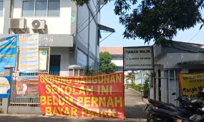 Ahli Waris Sudahi Penyegelan SMAN 8 Tangsel Gerbang masuk SMAN * Kota Tangsel sempat disegel. kini telah Dibuka oleh pihak yang klaim ahli waris.(dra)