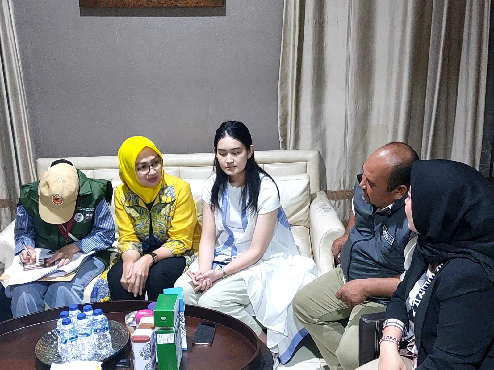 Airin dan Putrinya Jalani Coklit, KPU Tangsel : Saat Ini Sudah 99,70 Persen QqAirin Rachmi Diany dan putri bungsunya sedang menjalani pencoklitan oleh Pantarlih. Foto : Ist