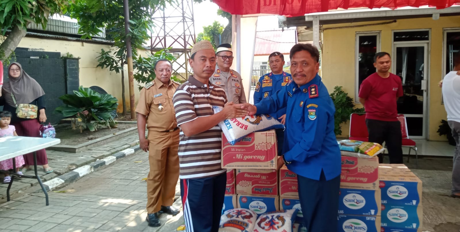 Asrama Polisi Terbakar, Kepala BPBD Kabupaten Tangerang Berikan Bantuan Kepada Seluruh Korban Foto : Ist