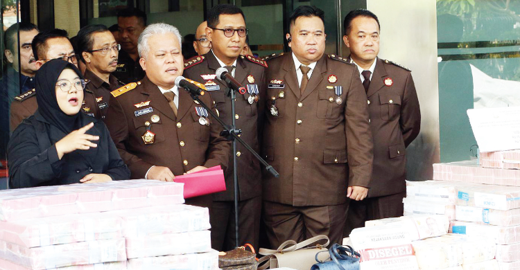 Barbuk Korupsi Timah Banyak Banget, Uang 35 M Dan 10 Mobil Mewah Kejagung saat memamerkan barbuk kasus Timah. Foto : Ist