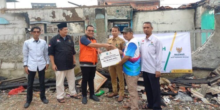 Baznas Tangsel Rehab Rumah Warga Jurang Mangu Barat Yang Kebakaran Baznas Tangsel memberikan bantuan rehab Rumah Layak Huni kepada Nasrullah, warga Kelurahan Jurangmangu Barat.(dra)