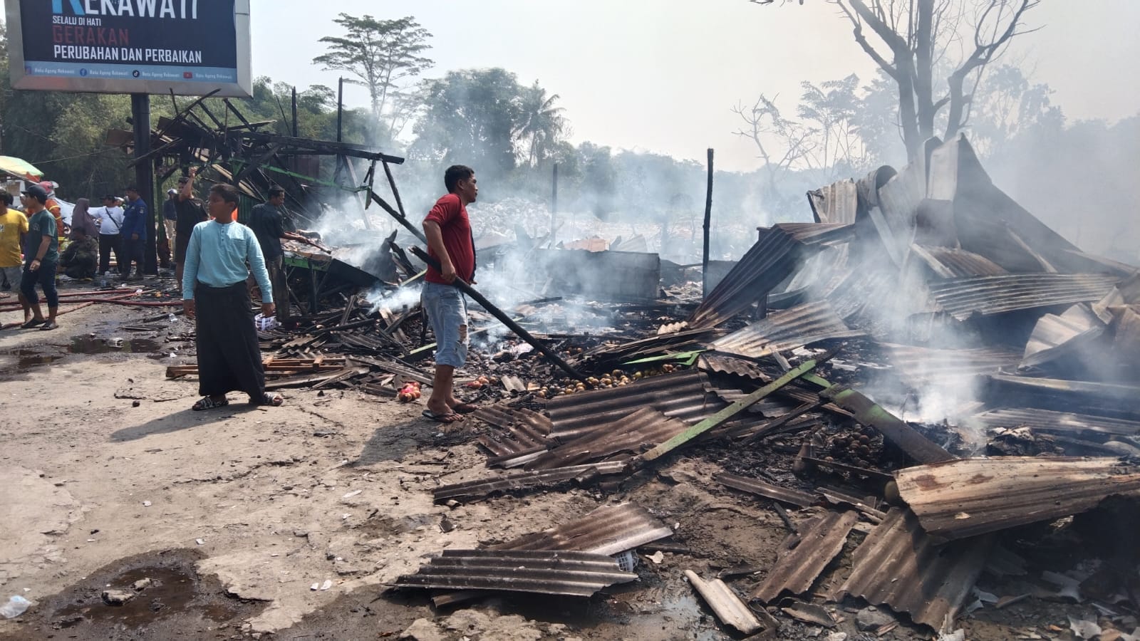Diduga Ada Ledakan, Rumah Makan dan Warung Buah di Tigaraksa Hangus Terbakar Foto : Ist