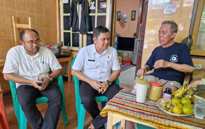 Dindikbud Santuni Keluarga Pelajar Yang Meninggal Akibat Kecelakaan Kepala Dinas Pendidikan dan Kebudayaan (Dindikbud) Tangsel, Deden Deni, saat mendatangi rumah duka korban kecelakaan di depan perumahan Bukit Nusa Indah, Ciputat.(dra)