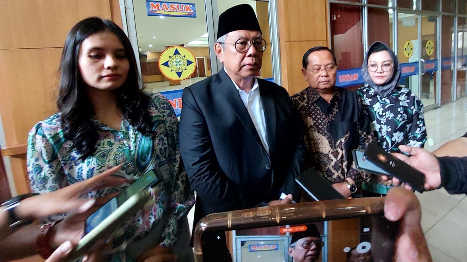 Direktur Pascasarjana Unpam Wafat usai Bus Rombongan Terlibat Kecelakaan di Tol Cipali Wali Kota Tangsel, Benyamin Davnie saat mengucapkan rasa dukanya di Gedung Unpam. (tangselpos.id/rmn)