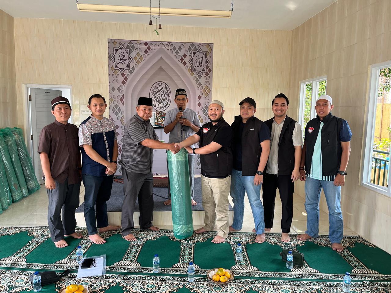 Disambut Riang Gembira, Gema Tangsel Tebar Kebaikan Lewat Bantuan Karpet Musala Penyaluran bantuan karpet musala. (tangselpos.id/rmn)