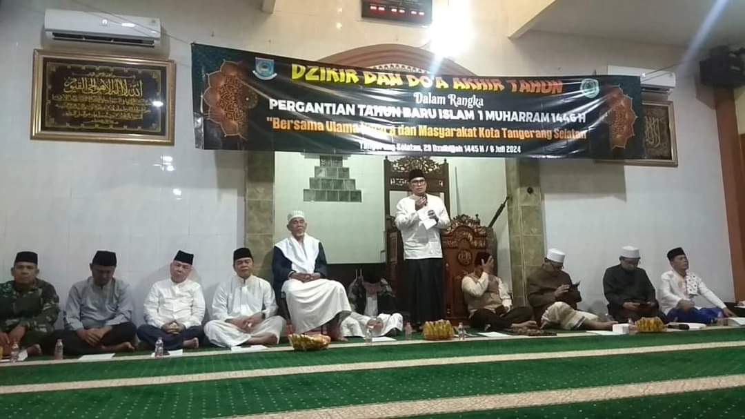 Dzikir & Doa Bersama MUI, Pilar Terima Cinderamata Tasbih Dari Mekkah Foto : Ist