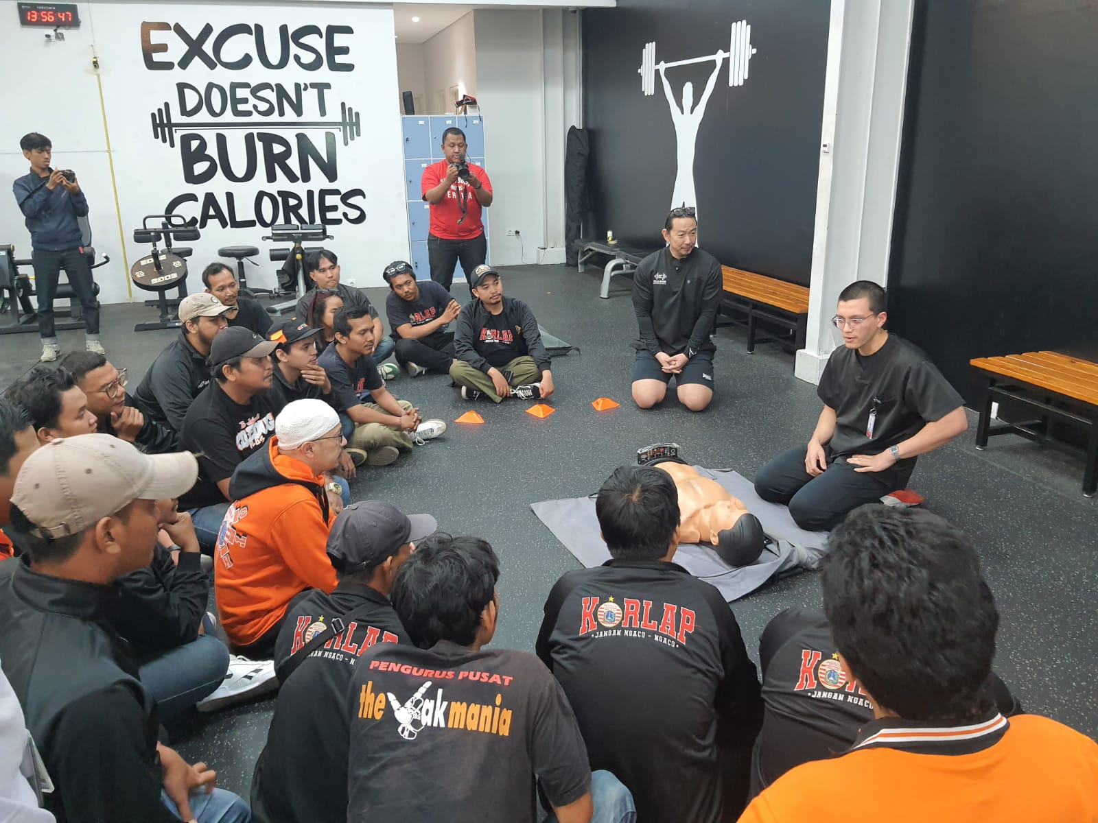 Eka Hospital BSD Berikan Jakmania Pelatihan Dasar Menyelamatkan Nyawa Dalam Situasi Darurat Foto : Ist