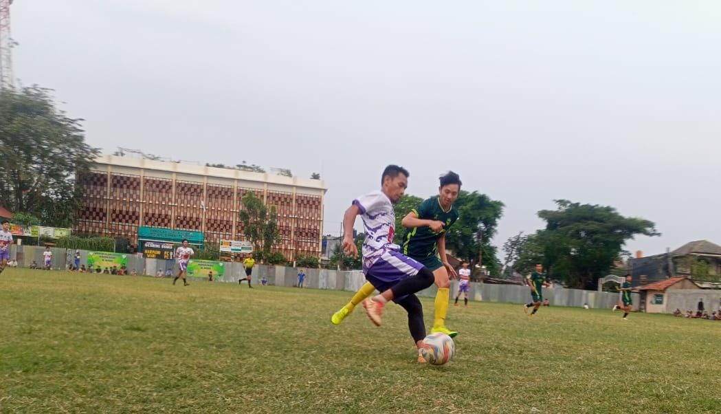 Gol Cantik Bawa Wani FC Bertemu BBP Putra Wonogiri di 32 Besar Akrom (depan) menjadi andalan Harmoni FC saat melawan Wani FC (red/tangselpos.id).