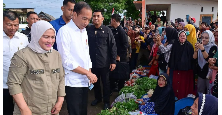 Jokowi Jelaskan Situasi Dunia Terkini Presiden Jokowi bersama Ibu Negara saat berkunjung ke Sulawesi Selaran. Foto : Ist