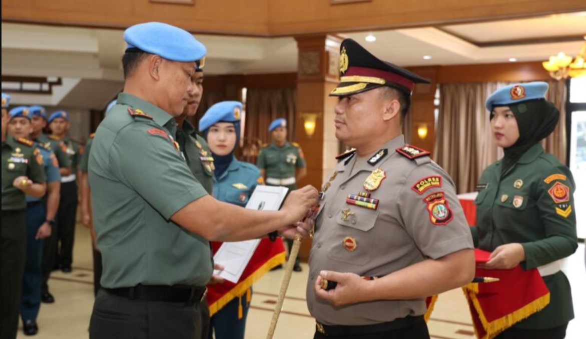 Kapolres Tangsel Terima Brevet Kehormatan Setia Waspada Dari Paspampres Ist.