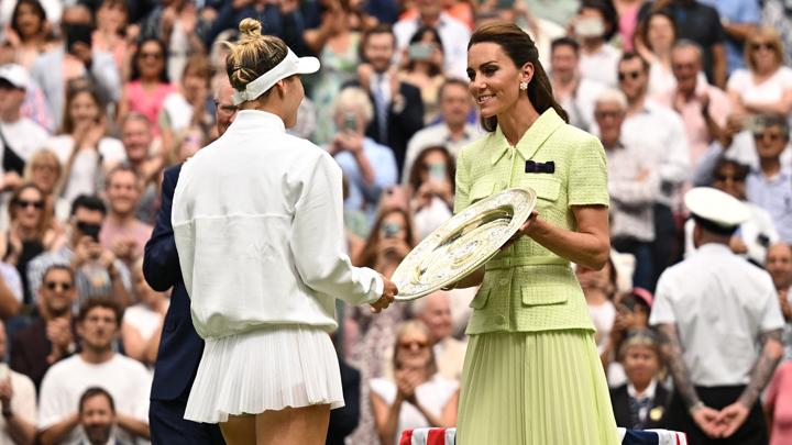 Kate Middleton Serahkan Triofi Juara Winbloden 2024 Foto ; Ist