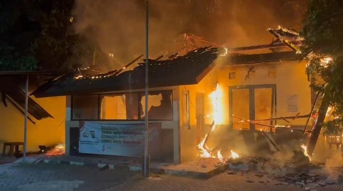 Kebakaran di Pos Polisi Graha Bintaro Pondok Aren, Diduga karena Korsleting Listrik Foto : Ist