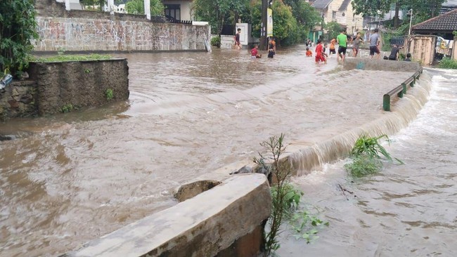 Kebanjiran! Warga Dievakuasi ke Kantor Kelurahan Jurangmangu Barat Foto : Ist