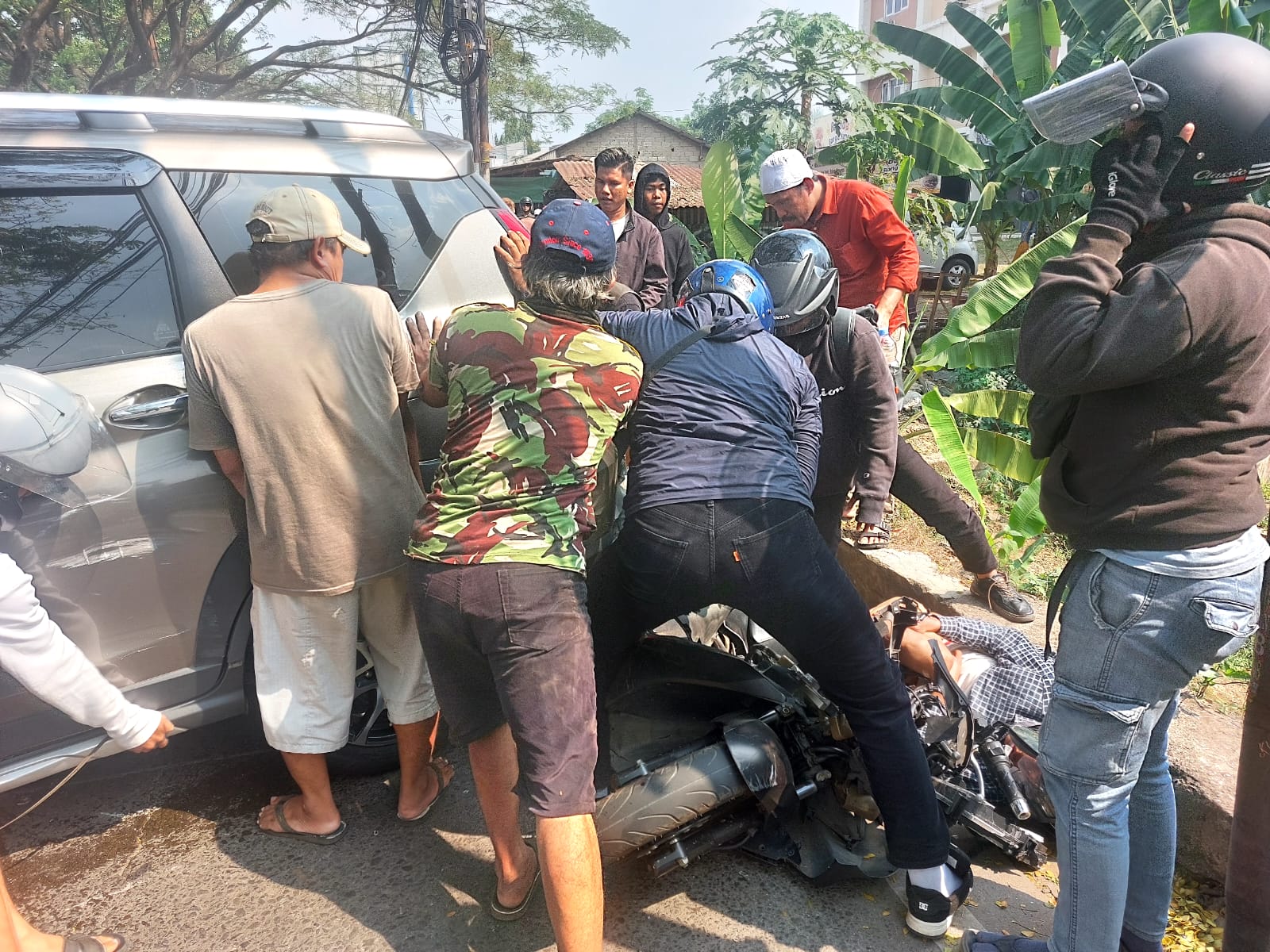 Kecelakaan di Pamulang, Mobil Motor Ringsek dan Dua Pemotor Terluka Foto : Ist