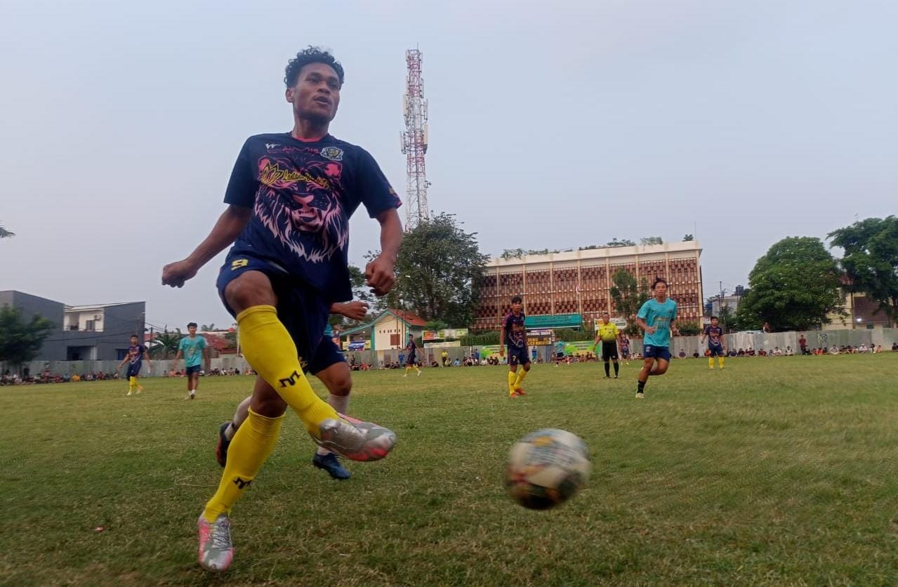 Lolos ke 32 Besar, Denis Sempat Kedodoran Hadapi Black Nokker Topik, debutan Denis FC tampil menawan saat melawan Black Nokker.(red/tangselpos.id).