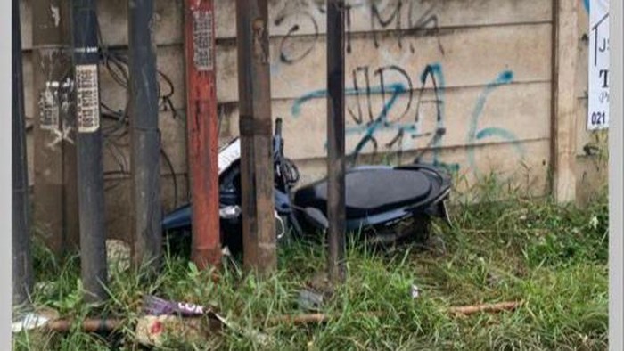 Mengantuk Saat Berkendara, Pemotor Luka Berat Usai Tabrak Tiang Listrik di Bogor Foto : Ist